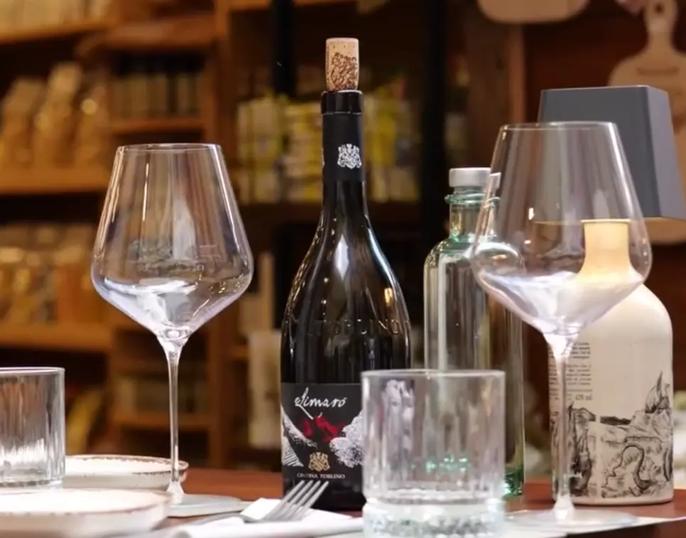 Cantina con bottiglia di vino e calici