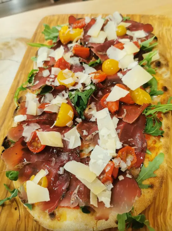 Pinsa con bresaola, rucola e pomodorini