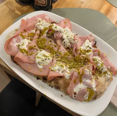 Pinsa con mortadella e stracciatella