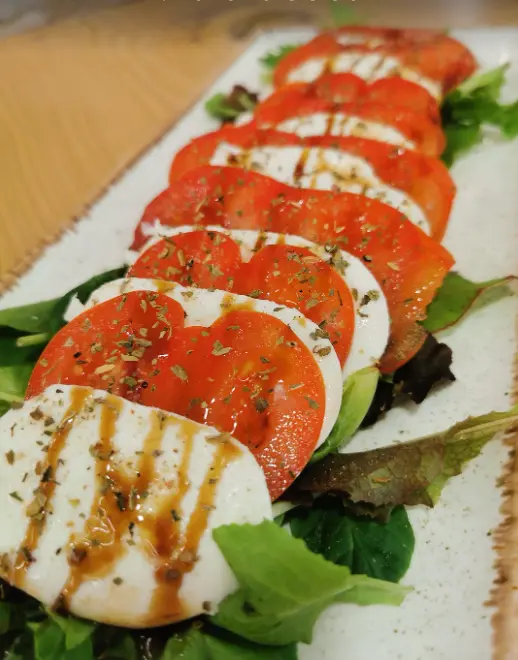 Insalata caprese con mozzarella e pomodoro