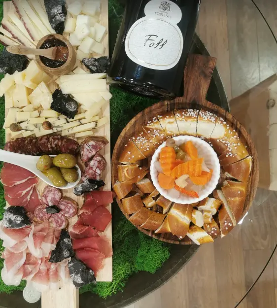 Tagliere di formaggi con frutta e miele